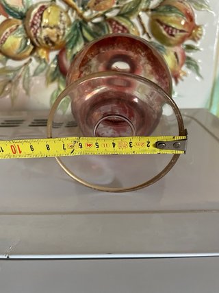 Bottiglia vintage in vetro rosso e oro