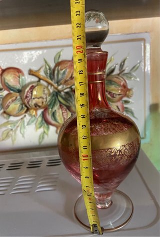Bottiglia vintage in vetro rosso e oro