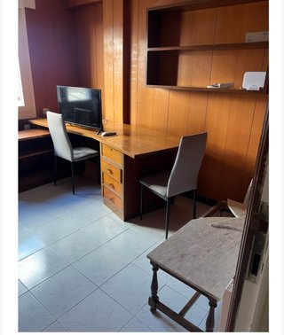 Escritorio de madera y mármol