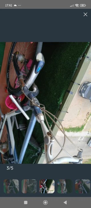 Bicicleta urbana azul y blanca
