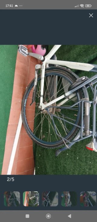 Bicicleta urbana azul y blanca