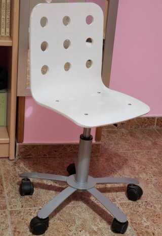 Silla de oficina blanca con ruedas