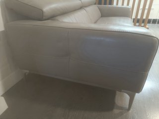Sofá de piel gris oscuro