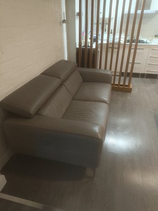 Sofá de piel gris oscuro