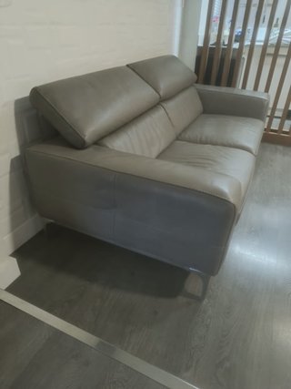 Sofá de piel gris oscuro