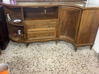 Mueble aparador de madera con cristal