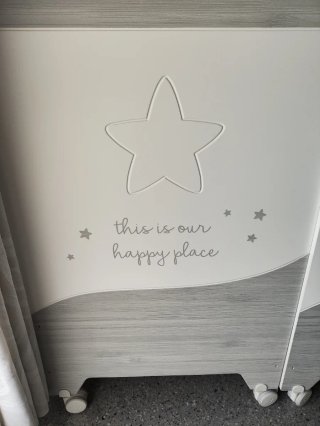 Cuna infantil con ruedas y diseño de estrellas