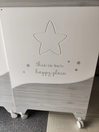 Cuna infantil con ruedas y diseño de estrellas