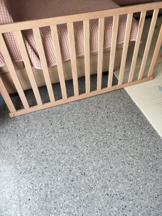 Cuna infantil con ruedas y diseño de estrellas