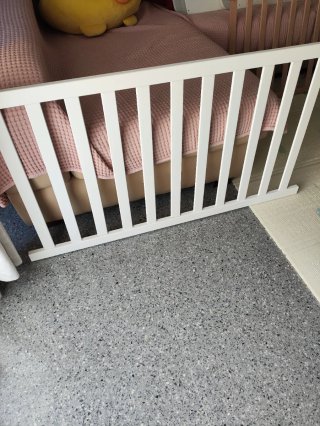 Cuna infantil con ruedas y diseño de estrellas