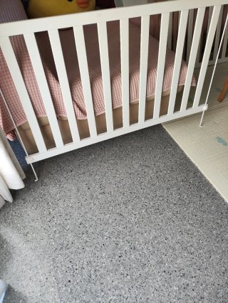 Cuna infantil con ruedas y diseño de estrellas