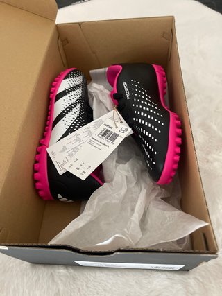 Botas fútbol Adidas Predator multitaco 33. Nuevas