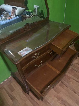 Tocador de madera con espejo y cristal