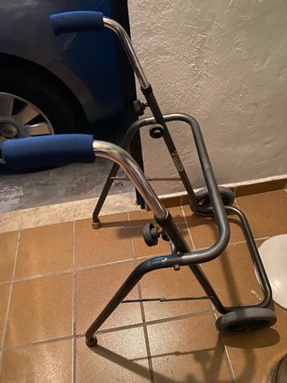 Andador plegable con dos ruedas