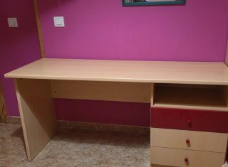Escritorio beige y rojo