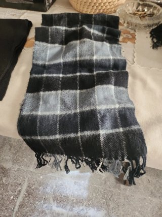 Bufanda amarilla y negra y gris