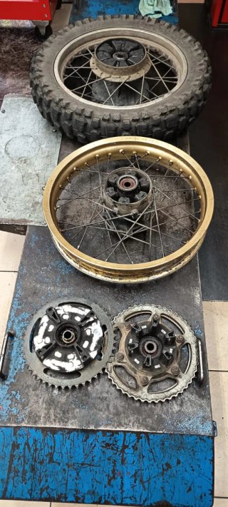 Llanta trasera Yamaha XT modelo 2Kf.