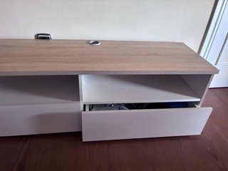 Mueble TV madera y blanco
