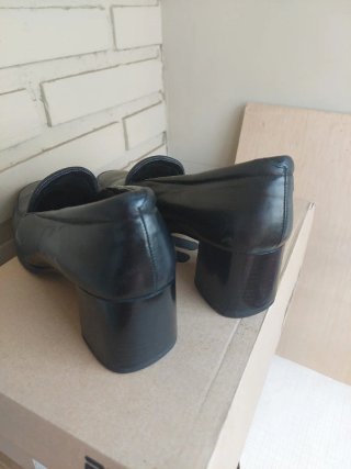 Zapatos piel  de tacón negros
