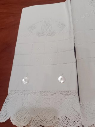 Sabanas antiguas de lino bordadas