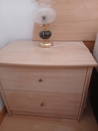 Canapé, cabecero y mesillas de madera