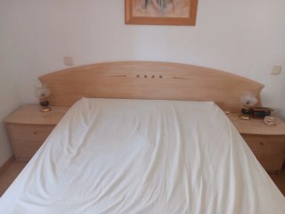 Canapé, cabecero y mesillas de madera