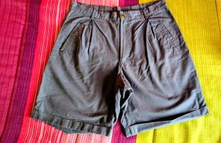 Bermudas grises
