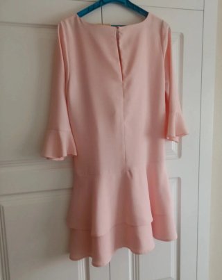 Vestido de cóctel rosa con cinturón floral