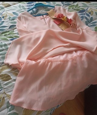 Vestido de cóctel rosa con cinturón floral