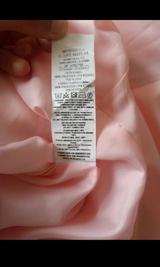 Vestido de cóctel rosa con cinturón floral