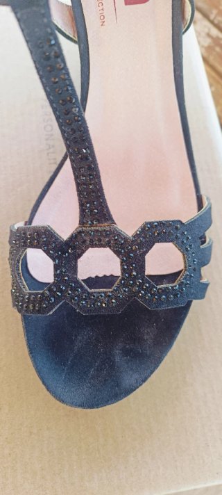 Sandalias negras Own con pedrería