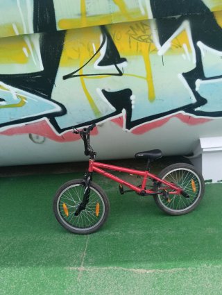 Bicicleta BMX Roja.