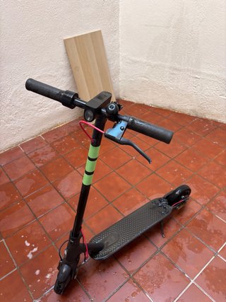 Patinete eléctrico con casco, candado y cargador