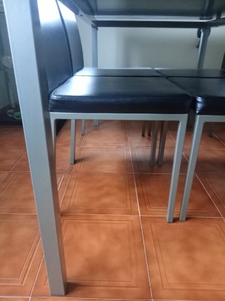 Tavolo da pranzo e 4 sedie in cristallo nero