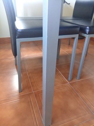 Tavolo da pranzo e 4 sedie in cristallo nero