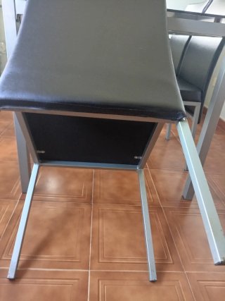 Tavolo da pranzo e 4 sedie in cristallo nero