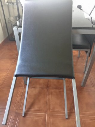 Tavolo da pranzo e 4 sedie in cristallo nero