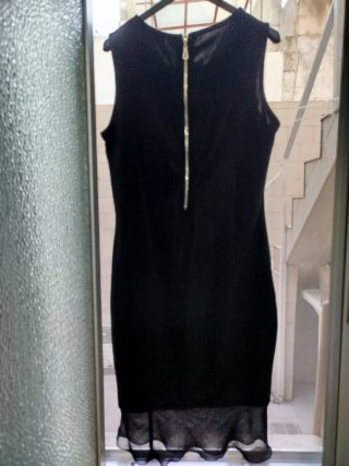 Elegante tubino nero con fantasia geometrica