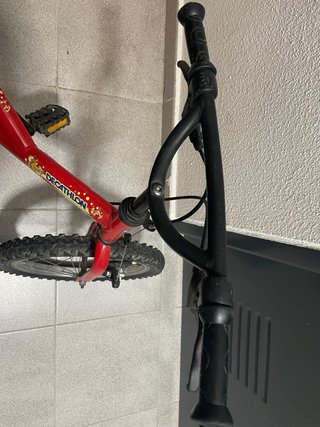 Bicicleta infantil Decathlon roja