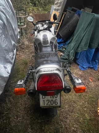 Suzuki GSX750F - Moto Deportiva Plata