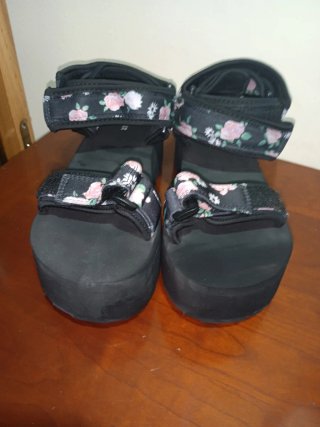 Sandalias plataforma flores negras dividcd