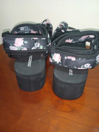 Sandalias plataforma flores negras dividcd