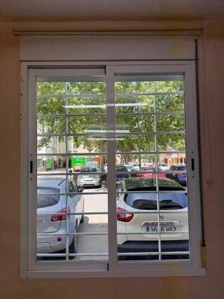 3 Ventanas correderas con rejas y persianas