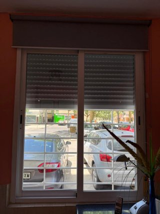 3 Ventanas correderas con rejas y persianas