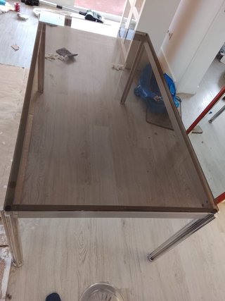 Mesa de cristal y metal