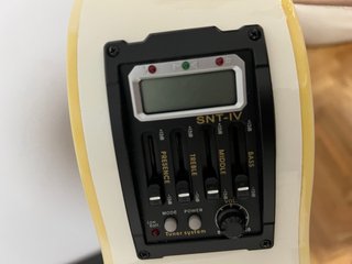 Guitarra blanca electroacústica