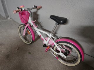 Bicicleta infantil rosa y blanca. 16 pulgadas