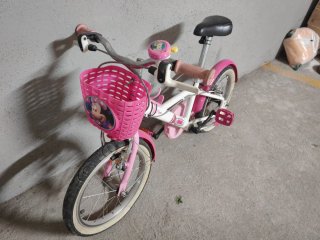 Bicicleta infantil rosa y blanca. 16 pulgadas