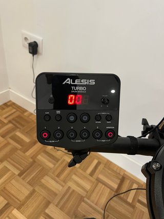 Batería Electrónica Alesis, Banquito y Auriculares