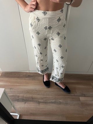Pantalón estampado blanco y negro